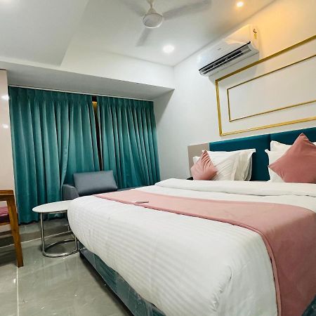 Hotel The Vital สุรัต ภายนอก รูปภาพ