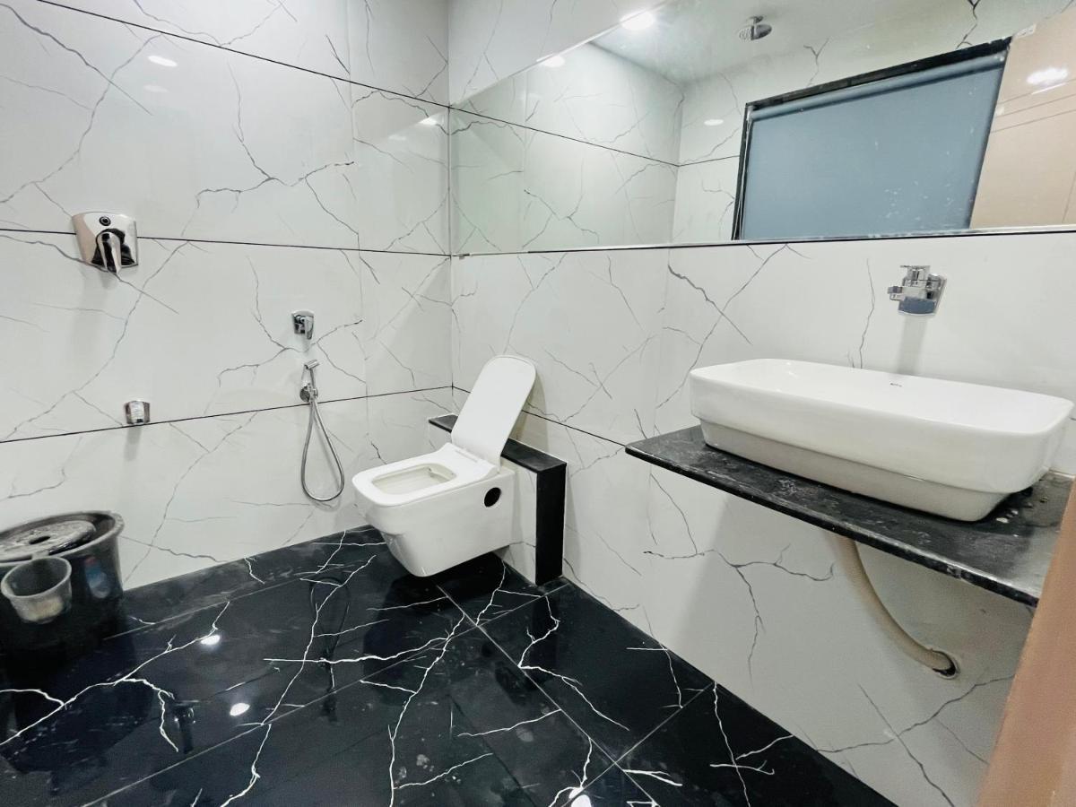 Hotel The Vital สุรัต ภายนอก รูปภาพ