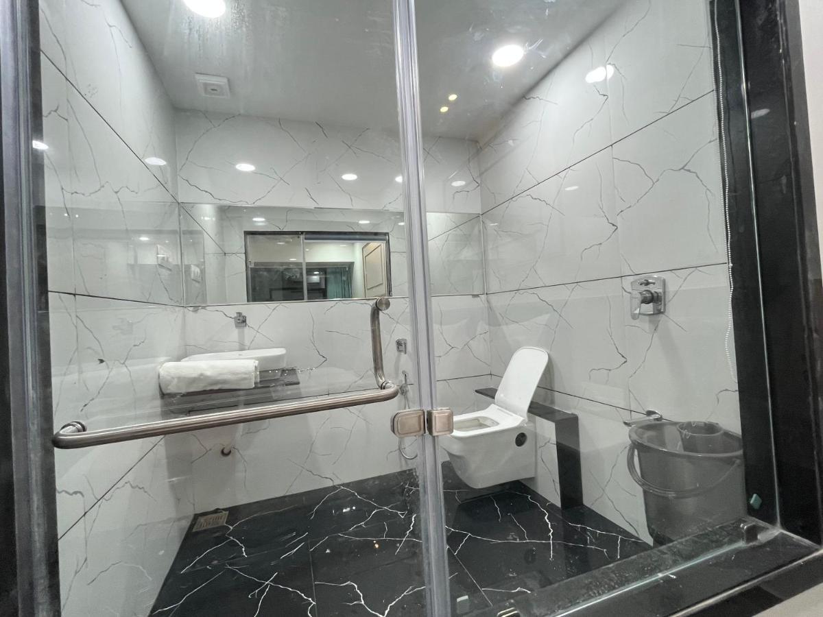 Hotel The Vital สุรัต ภายนอก รูปภาพ