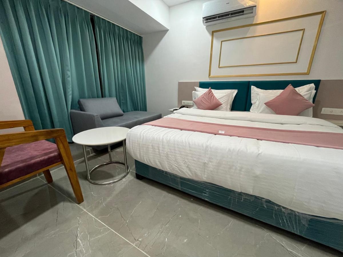 Hotel The Vital สุรัต ภายนอก รูปภาพ