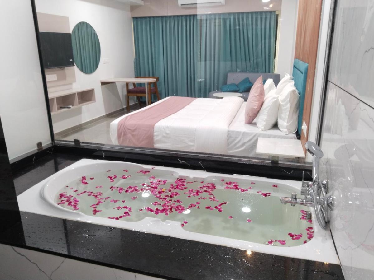 Hotel The Vital สุรัต ภายนอก รูปภาพ