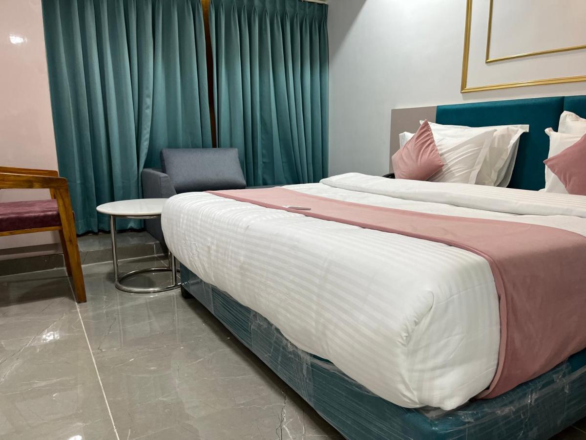 Hotel The Vital สุรัต ภายนอก รูปภาพ