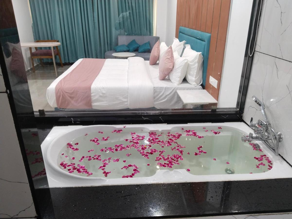 Hotel The Vital สุรัต ภายนอก รูปภาพ
