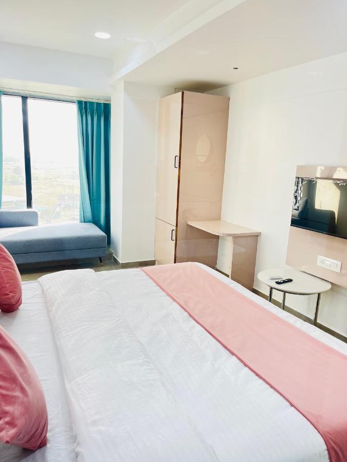 Hotel The Vital สุรัต ภายนอก รูปภาพ