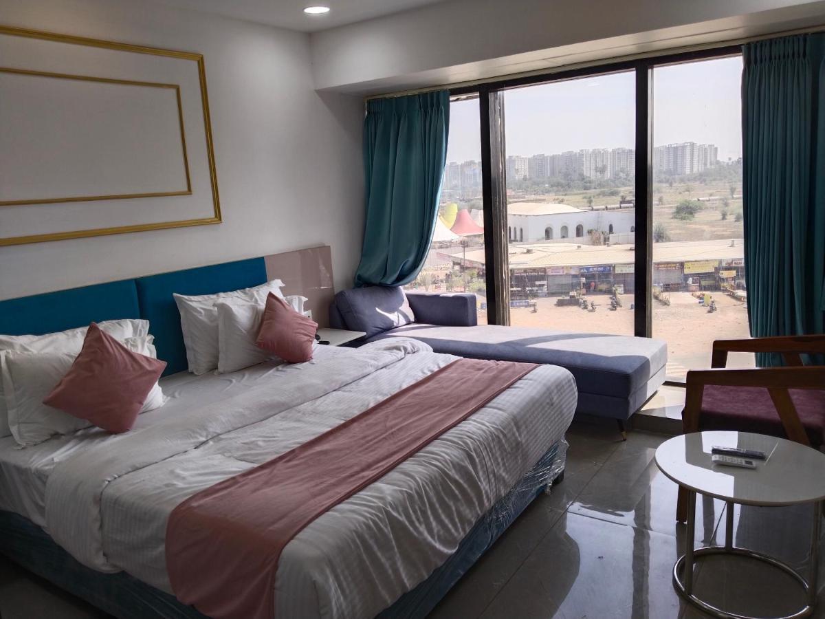 Hotel The Vital สุรัต ภายนอก รูปภาพ