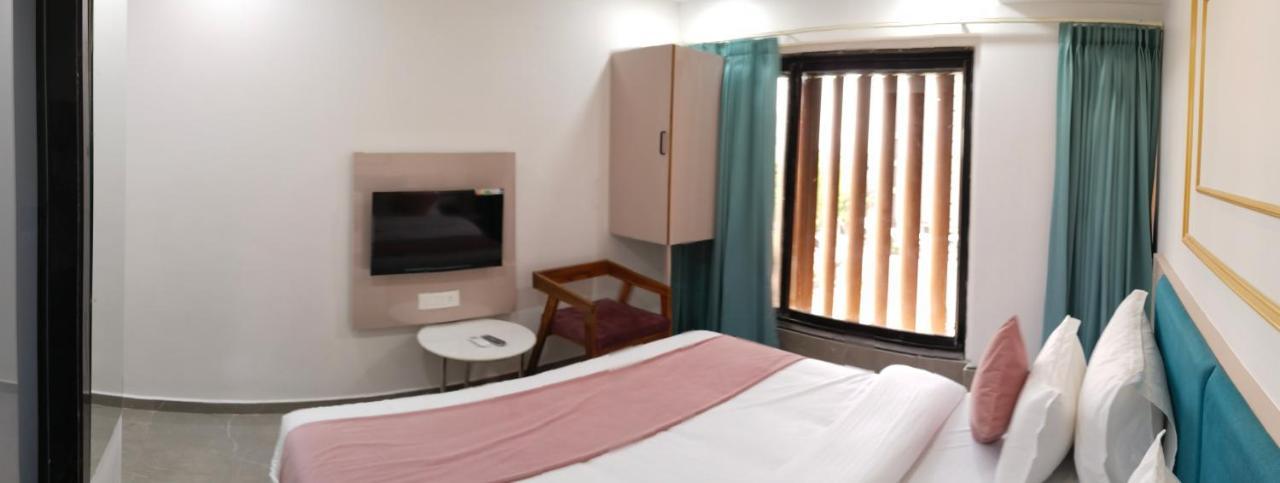 Hotel The Vital สุรัต ภายนอก รูปภาพ